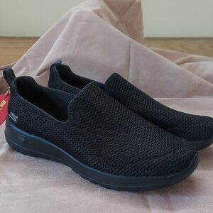 NEW SKECHERS GOGA MAX Wide Ft Woman's Sz 9 Black Slip On Sneakers  5Gen Cushion